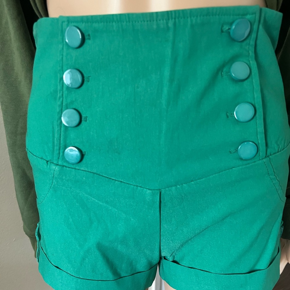 Wet Seal Size 6 (S) Green Shorts With Button